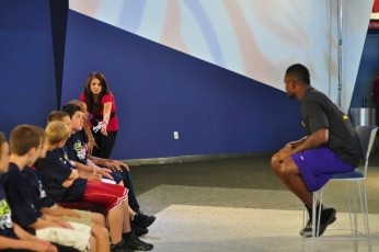 Students asking Steven Ridley questions on the set of Totally Patriots
